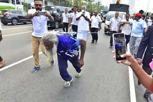 1550 கிலோ எடையுள்ள வாகனத்தை தாடியால் இழுத்து உலக சாதனை படைத்த 60 வயது முதியவர் 